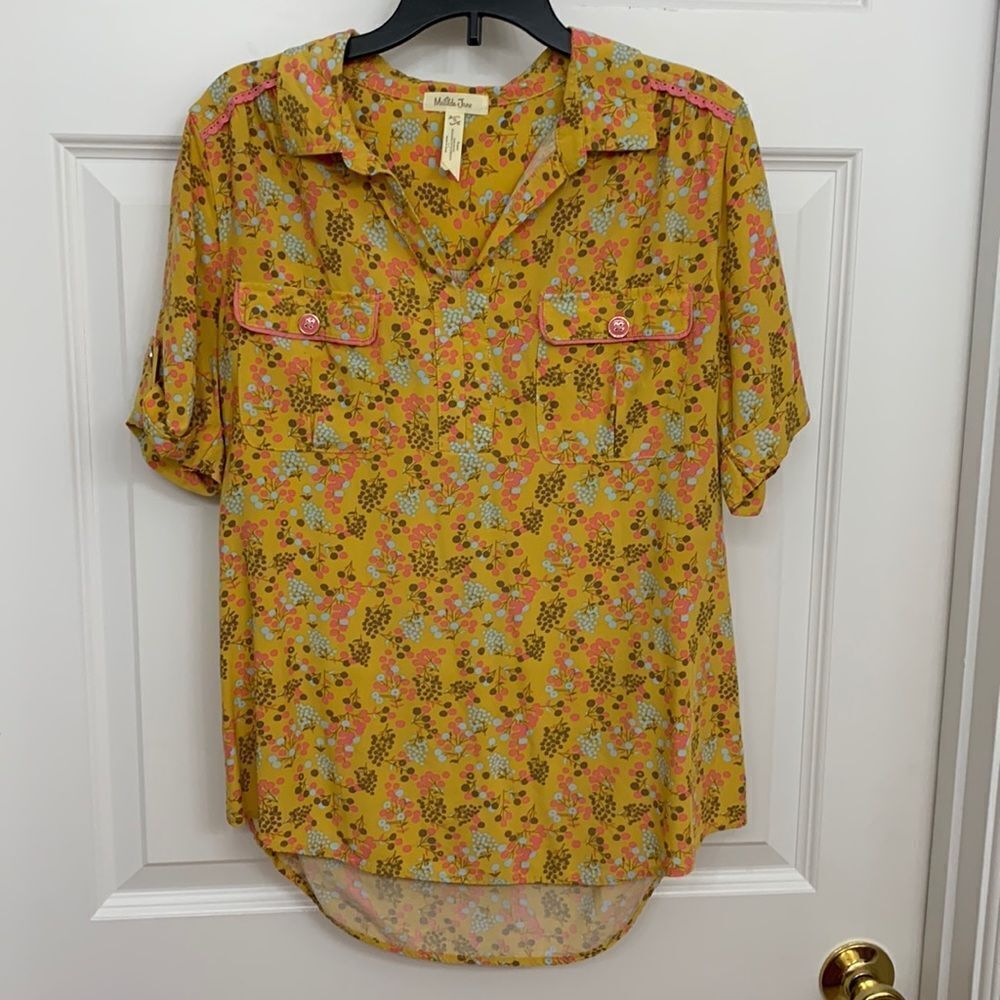 Matilda Jane Size Small short sleeve blouse. Multicolor with front pockets
